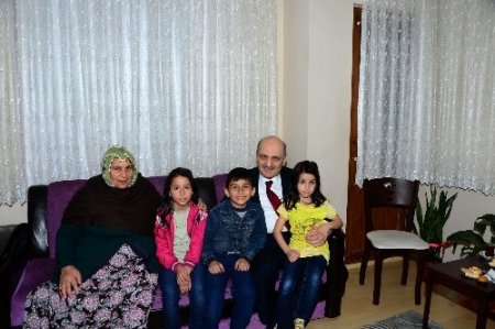 Bakan Bayraktar, şehit ailesini ziyaret etti