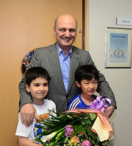 Bakan Bayraktar, Yokohama'daki Türk okulunu ziyaret etti