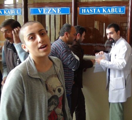 Bakan Bayraktar'ın parasını almayan genç kızın tedavisine başlandı