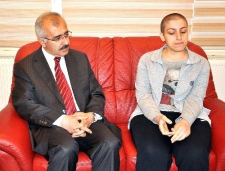 Bakan Bayraktar'ın yardım parasını iade eden genç kız: Tek derdim ilaç