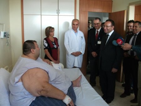 Bakan Bozdağ, 400 kiloluk Şahin Şerif'i hastanede ziyaret etti