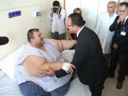 Bakan Bozdağ, 400 kiloluk Şahin Şerif'i hastanede ziyaret etti