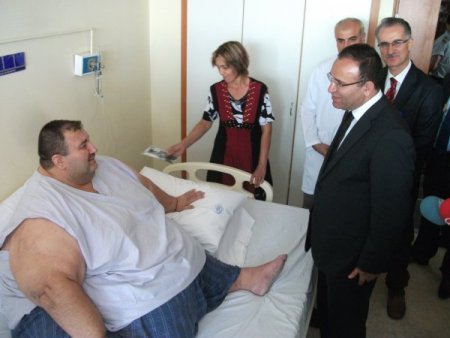 Bakan Bozdağ, 400 kiloluk Şahin Şerif'i hastanede ziyaret etti