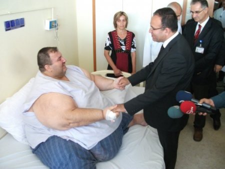 Bakan Bozdağ, 400 kiloluk Şahin Şerif'i hastanede ziyaret etti