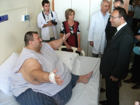Bakan Bozdağ, 400 kiloluk Şahin Şerif'i hastanede ziyaret etti
