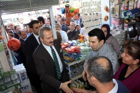 Bakan Çağlayan vatandaşlara simit dağıttı, emniyet kemeri mesajı verdi