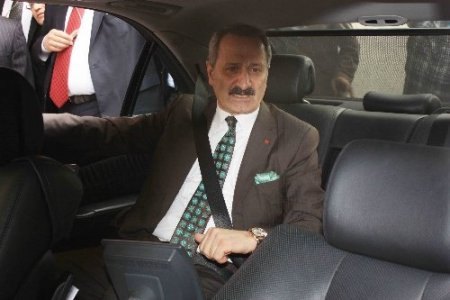 Bakan Çağlayan vatandaşlara simit dağıttı, emniyet kemeri mesajı verdi