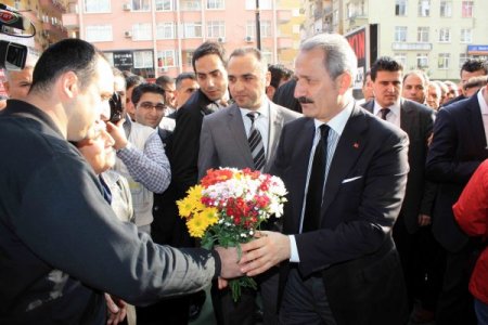 Bakan Çağlayan'a yumurta atmak isteyen 6 kişi gözaltına alındı
