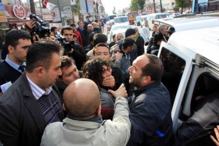 Bakan Çağlayan'a yumurta atmak isteyen 6 kişi gözaltına alındı