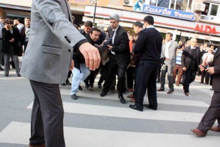 Bakan Çağlayan'a yumurta atmak isteyen 6 kişi gözaltına alındı