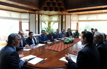 Bakan Çelik, Cumhurbaşkanı Gül’e ‘zülfikar’ Hediye Etti