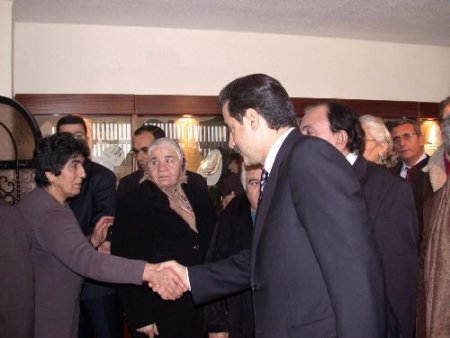 Bakan Çelik, Madımak Oteli'nde Hayatını Kaybedenlerin Yakınlarıyla Görüşüyor (2)