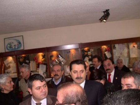 Bakan Çelik, Madımak Oteli'nde Hayatını Kaybedenlerin Yakınlarıyla Görüşüyor (2)