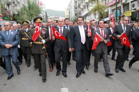 Bakan Çelik: Cumhuriyet Bayramı'nı hizip konusu yapmayalım