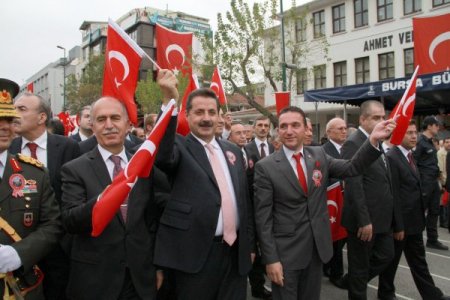 Bakan Çelik: Cumhuriyet Bayramı'nı hizip konusu yapmayalım