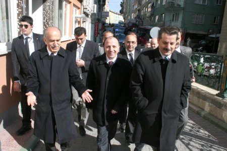 Bakan Çelik: Cüneyt Çakır güzel maç yönetti, İngilizler fevri davranıyor