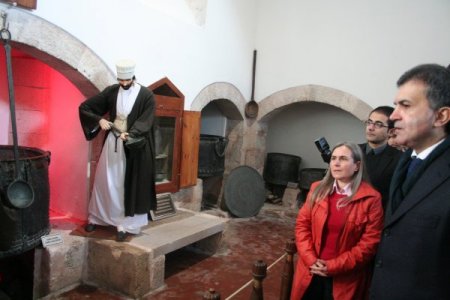 Bakan Çelik: İmralı görüşmelerinde çözüme doğru inisiyatif yürütüyoruz