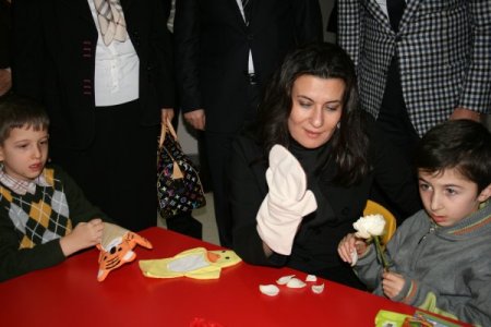 Bakan Çubukçu Otistik Çocuklarla Birlikte Türkü Söyledi