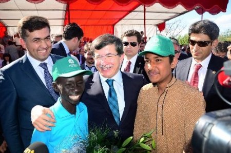 Bakan Davutoğlu, Konya’da Çocuk Şenliği'ne katıldı