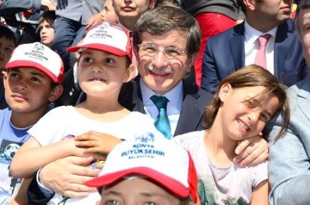 Bakan Davutoğlu, Konya’da Çocuk Şenliği'ne katıldı