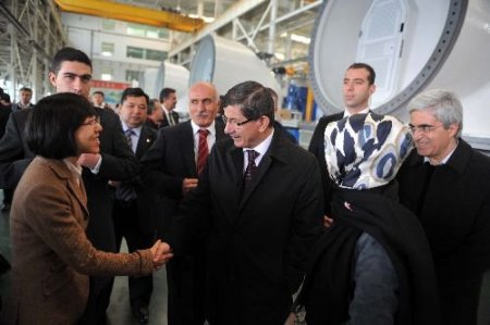 Bakan Davutoğlu, Urumçi'deki Fabrikaları Gezdi