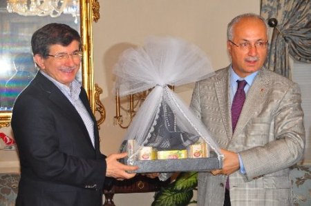 Bakan Davutoğlu, Vali Daşöz'ü ziyaret etti