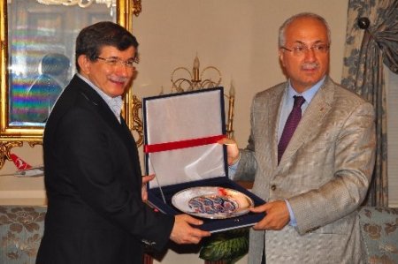 Bakan Davutoğlu, Vali Daşöz'ü ziyaret etti