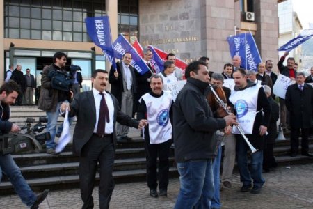 Bakan Dinçer'in gitmesini kurban keserek kutladılar