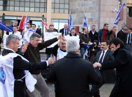 Bakan Dinçer'in gitmesini kurban keserek kutladılar