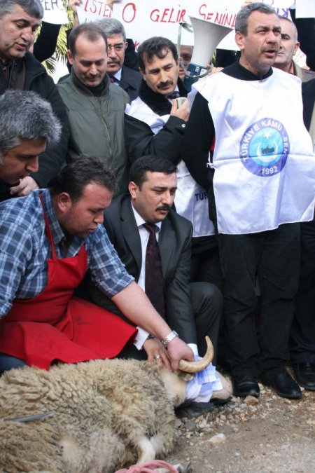 Bakan Dinçer'in gitmesini kurban keserek kutladılar