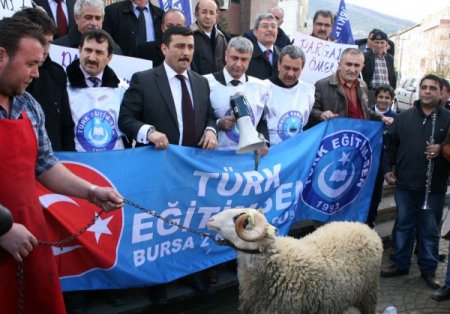 Bakan Dinçer'in gitmesini kurban keserek kutladılar