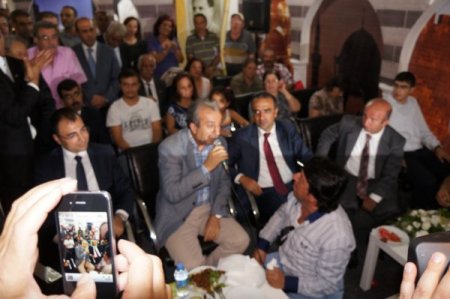 Bakan Eker, Diyarbakır Günleri'nde türkü söyledi