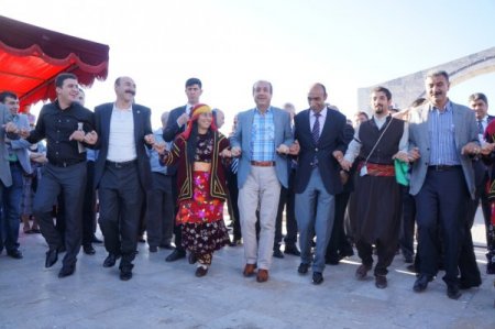 Bakan Eker, Diyarbakır Günleri'nde türkü söyledi