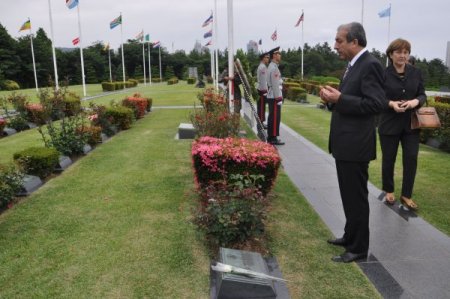 Bakan Eker, Kore'de Türk Şehitliğini Ziyaret Etti