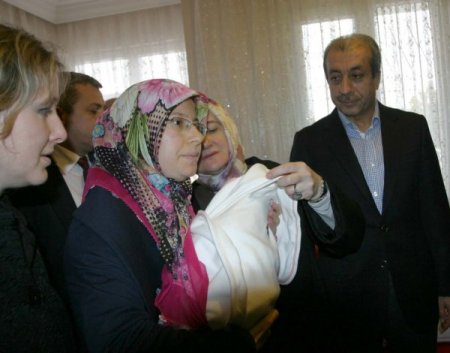 Bakan Eker, şehit askerin bebeğine altın taktı