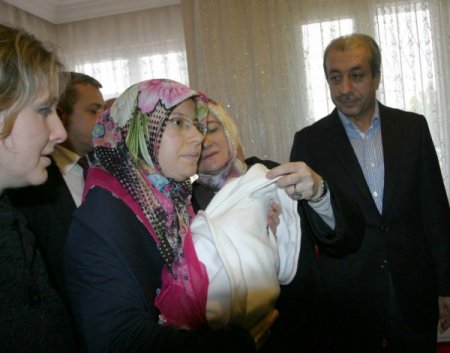 Bakan Eker, şehit askerin bebeğine altın taktı