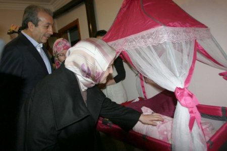 Bakan Eker, şehit askerin bebeğine altın taktı