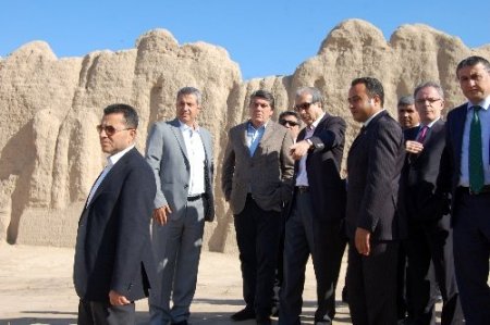 Bakan Eker, Türkmenistan'da tarihi Merv kentini gezdi