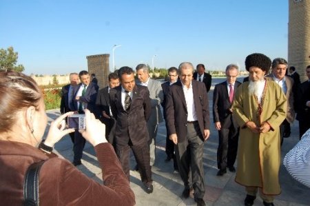Bakan Eker, Türkmenistan'da tarihi Merv kentini gezdi