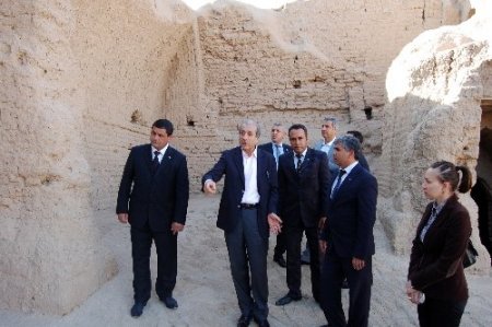 Bakan Eker, Türkmenistan'da tarihi Merv kentini gezdi