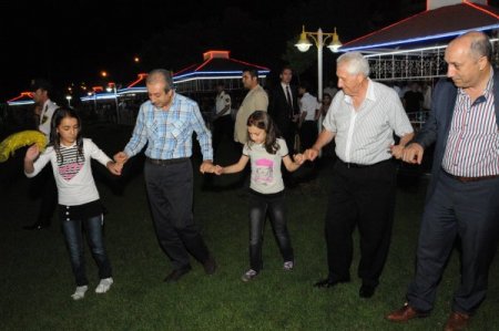 Bakan Eker Muş'ta Kürtçe, Türkçe Şarkılar Söyleyip Halay Çekti