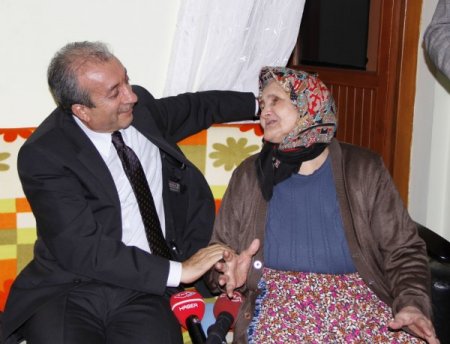 Bakan Eker Vatandaşlarla İftar Yapıp Yaşlı Bir Çifti Ziyaret Etti