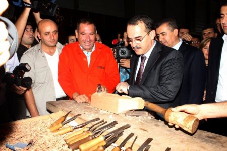 Bakan Ergin, fuarda Hatay künefesine şerbet döküp, mobilya oymacılığı yaptı