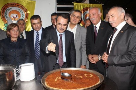 Bakan Ergin, fuarda Hatay künefesine şerbet döküp, mobilya oymacılığı yaptı