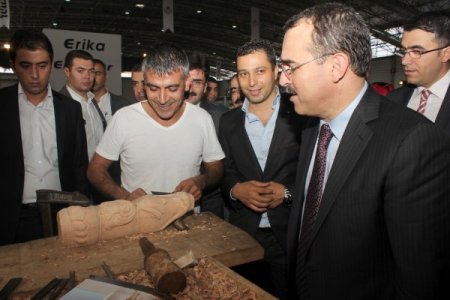 Bakan Ergin, fuarda Hatay künefesine şerbet döküp, mobilya oymacılığı yaptı