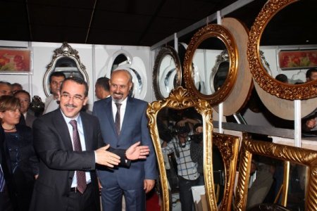 Bakan Ergin, fuarda Hatay künefesine şerbet döküp, mobilya oymacılığı yaptı