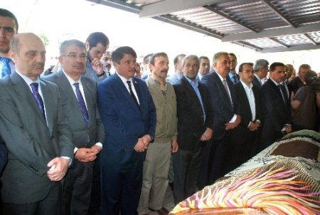 Bakan Ergün'ün annesi Derince'de toprağa verildi