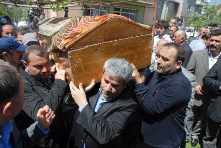 Bakan Ergün'ün annesi Derince'de toprağa verildi