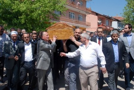 Bakan Ergün'ün annesi Derince'de toprağa verildi