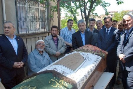 Bakan Ergün'ün annesi Derince'de toprağa verildi